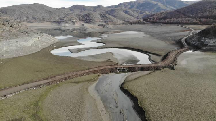 <p>Tokat’ın Almus ilçesinde baraj suyunun çekilmesi köy halkını sevindirdi. </p>
