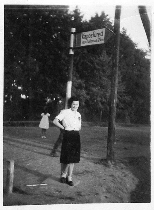 <p><strong>YÜZÜ GÖRÜNMEYEN KIZ</strong></p>
<p>Paranormal360 sitesinde, paylaşılan kare oldukça ilgin. Szigeti Gyöngyi'nin annesine ait olan bu fotoğraf, 1943 yılında babası tarafından çekilmiş. İlk bakışta kare normal görünüyor. Ancak Szigeti Gyöngyi'nin annesinin arkasında yüzü ve kolları olmayan genç bir kız var.</p>