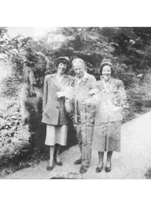 <p><strong>ARKADA GÖRÜNEN AYI</strong></p>

<p>Sandra McLachlan'a ait olan bu fotoğraf karesinde, aslında McLachlan'a bir aile dostu tarafından verilmiş. İki kadın arasında yer alan adam, 1950'lerde Ontario, Kanada'da bir huzurevine kalmaya başlamış. Kız kardeşleri de adamı ziyarete gelmiş. Fotoğrafta soldaki kadının hemen yanında bir ayı figürü yer alıyor. Huzurevindeki yaşlı adam bir dönem, Vikingler, hayvanlar ve başka şeyler gördüğünü iddia etmiş ve hastaneye kaldırılıp, tedavi edilmiş.</p>
