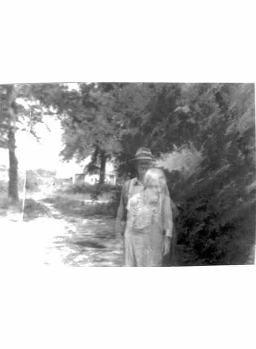 <p><strong>FOTOĞRAFTAKİ BÜYÜKANNE</strong></p>
<p>Judy Herring'e ait olan bu aile fotoğrafı, Herring'in büyükbabasına ait. Herring'in iddiasına göre büyükbabası bu fotoğrafı çekildiğinde, büyükannesi de hayatını kaybetmiş. Büyükannesinin silüeti karede çıkmış.</p>