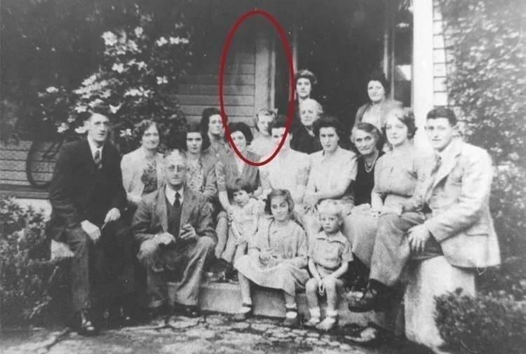 <p><strong>EVDEKİ HAYALET</strong></p>
<p>1930'lu yıllarda Yeni Zelanda'da çekilmiş bu aile fotoğrafında bir hayalet yer alıyor. Yıllar sonra aile üyeleri hayaleti evde birçok kez gördüklerini de iddia etti. Siyah topuzlu saçı olan ve beyaz bir elbise giyen bu hayalet, aile üyelerinin yataklarının başında bekler vaziyette görülmüş.</p>