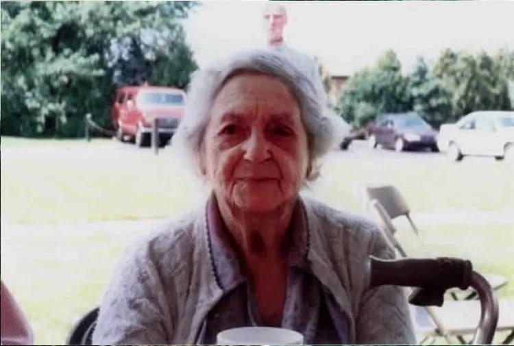 <p>Denise Russell, 1997'de bir aile pikniği sırasında büyükannesinin bu fotoğrafını çekti. Aileden kimse fotoğrafta, Denise'nin büyükannesinin arkasında duran adamı fark etmedi. Denise ise fotoğraftaki kişiyi yıllar sonra fark etti, bu kişinin 1987'de hayatını kaybeden büyükbabası olduğunu söyledi.</p>