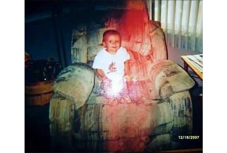 <p><strong>DEDE VE TORUNU</strong></p>
<p>Angelsghosts sitesinin haberine göre bu fotoğraftaki bebek, dedesinin ölümünden birkaç hafta sonra doğmuş. Dedenin oturmayı en sevdiği koltukta bebeğin fotoğrafını çekmişler. Fotoğrafta ise koltukta oturan bir silüet görünüyor.</p>