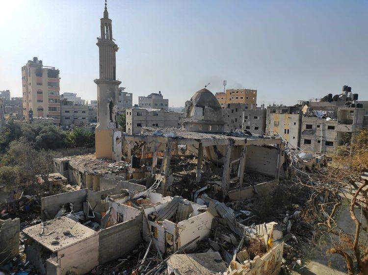 <p><span style="color:#B22222"><strong>CAMİLERİN YIKILMASI</strong></span></p>

<p>Saldırıların yol a&ccedil;tığı moloz yığını, atık y&ouml;netimi ve tarımsal etkiler gibi orta ve uzun vadeli risklerin yer alır.</p>

<p>&nbsp;</p>
