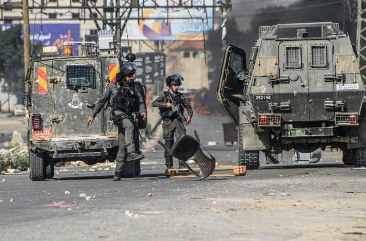 <p><span style="color:#B22222"><strong>EL BOMBALARI</strong></span></p>
<p> El bombalarından çıkan kimyasalarla dünyayı biraz daha kirletiyor.</p>
<p> </p>