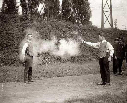 <p>Yeni üretilen kurşungeçirmez yelek böyle test edildi, 1923</p>
<p> </p>