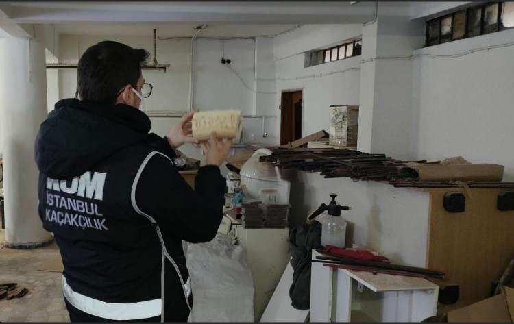 <p>Söz konusu ihbarı değerlendiren ekipler, uzun süre yaptıkları fiziki ve teknik takibin ardından Cuma günü adrese operasyon düzenledi. Operasyonda, 1 kişi yakalanarak gözaltına alındı.</p>