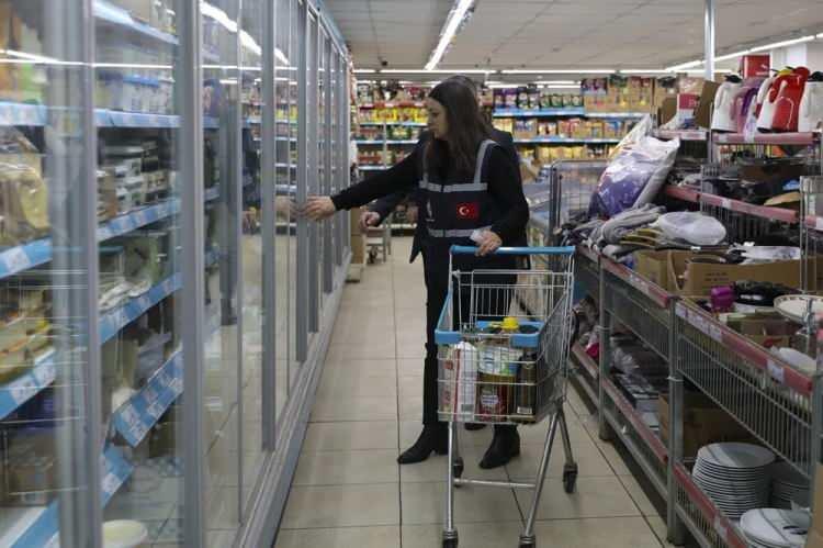 <p>Yaptıkları haksız fiyat tespitlerini Bakanlığa gönderdiklerini ifade eden Özşahan, <strong>"Yılbaşı öncesinde denetimleri sıklaştırdık. Reyonları tek tek gezerek etiket fiyatları ile kasa fiyatlarını karşılaştırıyoruz. HKS üzerinden özellikle sebze ve meyvelerin alış fiyatlarına odaklanıyoruz. Alış ile satış fiyatı arasında fahiş miktarda artış varsa gereğini yapıyoruz. Tüketiciler de telefonlarına indirecekleri HKS uygulaması ile bunu denetleyip bize ihbar edebilir." </strong>dedi.</p>
<p> </p>