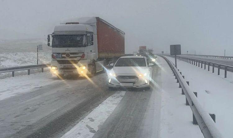 <p>Kar ayrıca şehirlerarası ulaşımda da aksamalara neden oldu.</p>

<p> </p>
