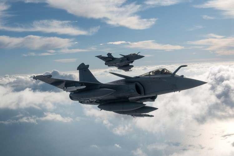 <p>Çift reaktöre sahip Rafale’ler karadan ve savaş gemisinden havalanabiliyor. Aslında Rafale savaş uçaklarının en önemli farklılığı da burada.</p>
<p> </p>
<p>Hava savunma, önleme, keşif, kara ve denizde nokta atışları, nükleer bomba taşıma kapasitesi gibi özelliklere sahip Rafale uçağı, ağırlığının 1,5 katı yük taşıyabiliyor.</p>