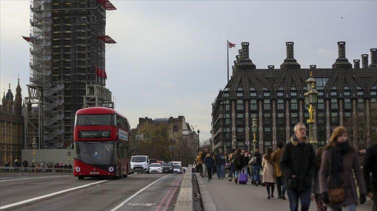 <p>Ancak bu artışın çok yüksek olduğu ve aile bölünmesine yol açacağı yönünde eleştiriler ve hükümete karşı davalar açılabileceği uyarısı üzerine artışın kademeli olarak yapılacağı belirtildi.</p>