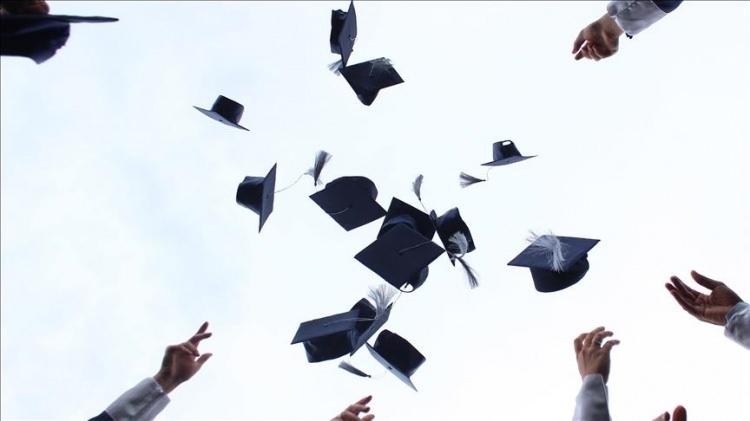 <p>Eylül 2023'te sona eren yılda, bakmakla yükümlü olunan kişilere 152.980 vize verildi.</p>

<p>Ancak Ocak 2024'ten itibaren, uluslararası lisansüstü öğrencileri, eğitimleri bir araştırma programı olarak belirlenmediği sürece bakmakla yükümlü oldukları kişileri getiremeyecekler.</p>

<p>Halihazırda derecelerini tamamlamış olan öğrenciler, lisansüstü vizesi kapsamında çalışmak üzere Birleşik Krallık'ta iki yıl, doktora derecesine sahip olanlar ise üç yıl kalabiliyor.</p>

<p>Eylül 2023 sonuna kadar olan yılda, bakmakla yükümlü olunan kişiler hariç olmak üzere 104.501 vize verildi.</p>

