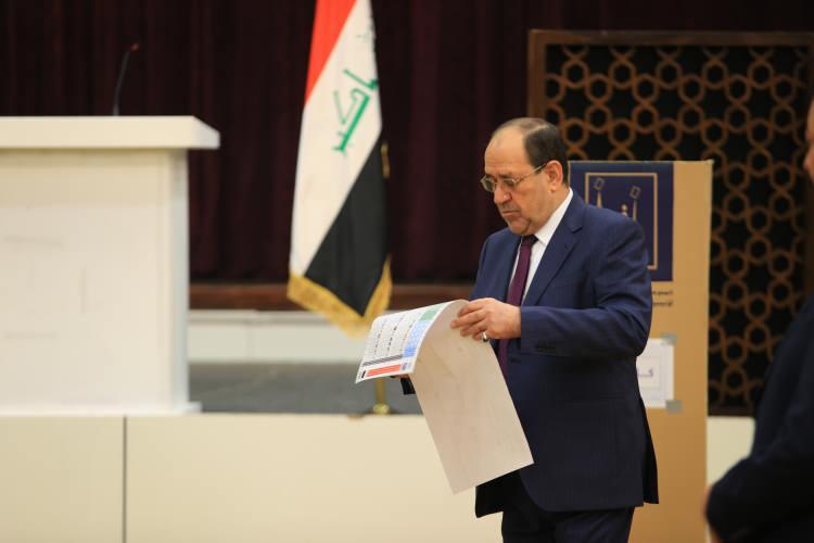 <p>Irak'ta 10 yıl sonra yerel seçimler için sandıklar kuruldu ve oy verme işlemi başladı</p>