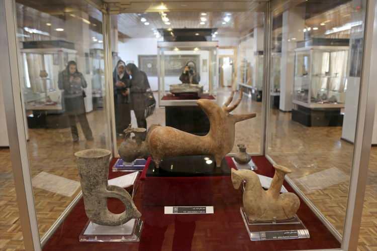 <p>Tarihin farklı dönemlerine ait önemli eserlerin bulunduğu müze, Tahran'ın batısında kalan Elborz, Doğu Azerbaycan, Batı Azerbaycan ve Erdebil eyaletlerini kapsayan alanda bulunan eserlere ev sahipliği yapıyor.</p>