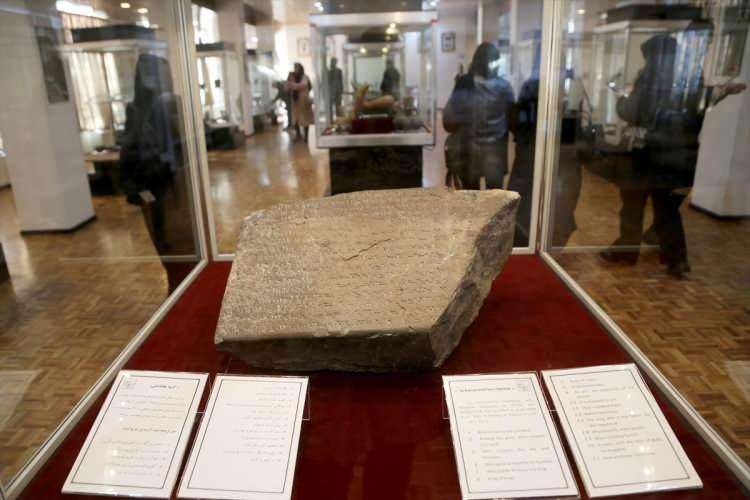 <p>Müze, ziyaretçilerine "ülkenin batısının tarihine yolculuk" imkanı veriyor.</p>
<p>Müzedeki Selçuklu, Safevi, Kaçarlar, Karakoyunlular ve Akkoyunlular gibi dönemlere ait eserler bir yönüyle de İran'da Türk sanatı ve tarihine şahitlik ediyor.</p>