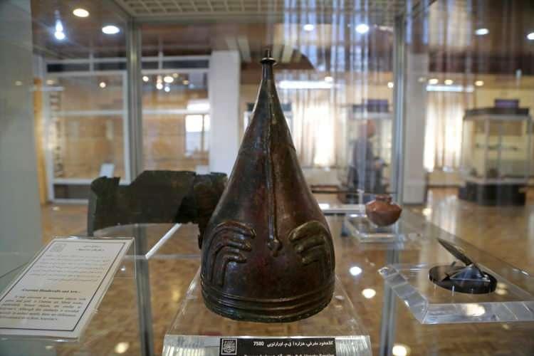<p>Müzede bulunan en eski eserlerin 7 bin yıl öncesine ait olduğunu belirten Serirai, söz konusu eserlerin Elborz eyaletinin Kerec kenti yakınlarındaki İsmailabad ovasında yapılan kazılarda bulunan çömlekler olduğunu dile getirdi.</p>