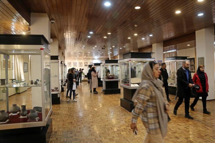 <p>Müzedeki eserlerin tarihi dönemlere ayrılarak geçmişten günümüze doğru sıralandığını ifade eden Serirai, "Alt katta İslam öncesi döneme ait eserler bulunuyor, bu eserler Sasani döneminde bitiyor. Bir üst katta İslam dönemine ait eserler var. Bu eserler de Kaçarlar dönemine kadarki zamanı kapsıyor." dedi.</p>