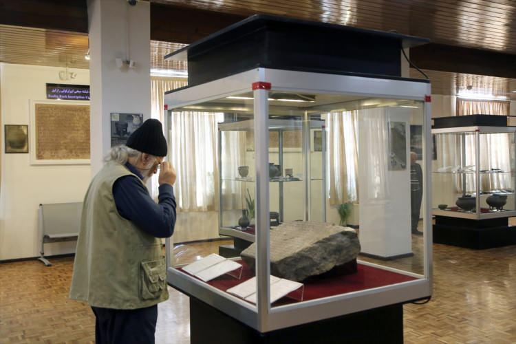 <p>İslam dönemine ait eserlerin bulunduğu katta çeşitli zamanlara ait seramik, mücevher, ahşap işçiliği, takılar ve mutfak eşyalarını görmek mümkün.</p>
