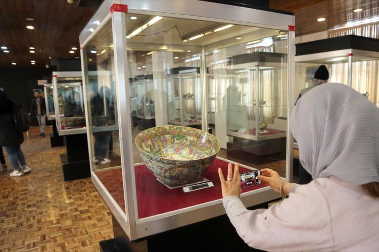 <p>Serirai, Kuçani'nin 8 yıllık çalışma ile kitabeyi tamamladığını ancak Sultan Abdülaziz’in kitabeyi beğenmediğini ve yeterli ilgiyi göstermediğini anlattı.</p>