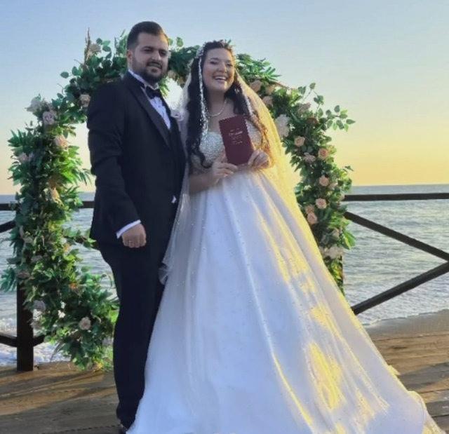 <p><strong>23 Ekim'de nişanlanan çift, Mersin'de ailelerinin ve yakın dostlarının katıldığı törenle ilişkilerini resmiyete taşıdı.</strong></p>

<p> </p>
