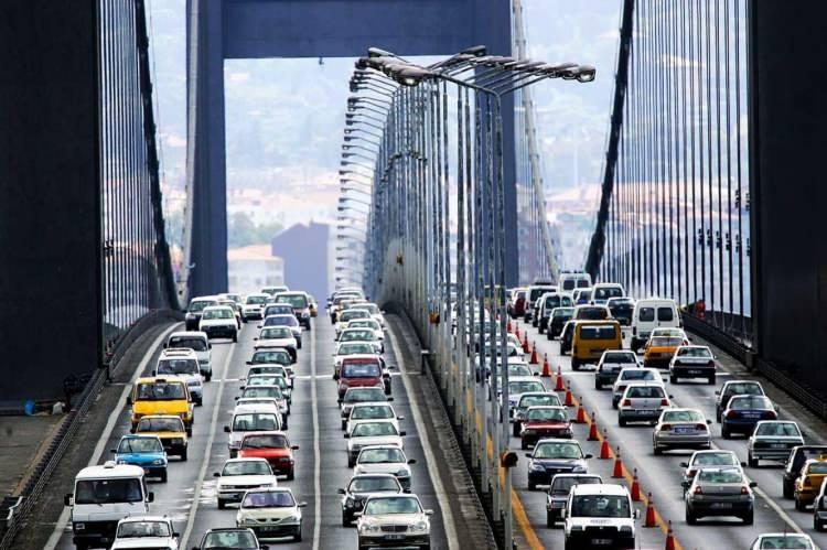 <p><span style="color:#B22222"><strong>İSTANBULLAR HAFTALIK TRAFİKTE KALMA SÜRESİNİ AŞIYOR</strong></span></p>
