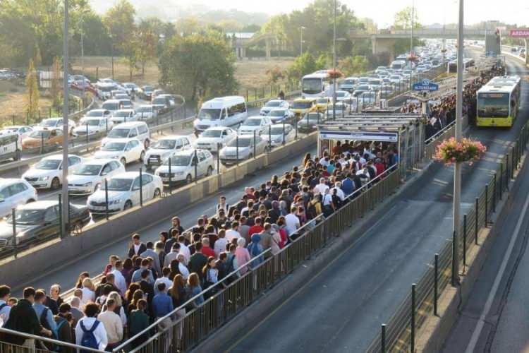 <p>Açıklanan verilere göre 6 gün çalışan bir İstanbullu haftada ortalama 9 saatten fazlasını trafikte kaybederken, Ankaralı vatandaşlar 7 saatini, Antalya, İzmir ve Bursa'da ise 6 saatini trafikte kaybediyor.</p>
