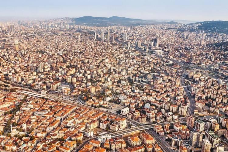 <p>Deprem felaketlerinin ardından İstanbul'da sağlıksız konut stokunu dönüştürmek için hızlandırılan kentsel dönüşüm çalışmalarına çıkarılan yasa ile farklı bir boyut kazandırıldı.</p>

<p>Çevre, Şehircilik ve İklim Değişikliği Bakanlığı, bugün saat 13.30'da Başkan Erdoğan'ın da katılacağı programla İstanbul'un dönüşüm planını açıklayacak. Plan doğrultusunda önce yüksek riskli ve riskli sınıfta bulunan yaklaşık 700 bin bina dönüştürülecek. Ardından ise binaların ömürlerine göre konutlar sırasıyla dönüşüm kapsamına alınacak.</p>
