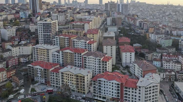 <p>Tapuları Çevre, Şehircilik ve İklim Değişikliği Bakanlığı'nda olan bu alanlar da böylece değerlendirilmiş olacak. Tespit edilen alanların bir kısmında planlama yapıldı. Bu alanlara toplam 350 bin konut inşa edilecek. Bu konutlara ilk planda her an yıkılma riski ile karşı karşıya olan 5-6 bin binada yaşayan vatandaşların taşınması sağlanacak.</p>