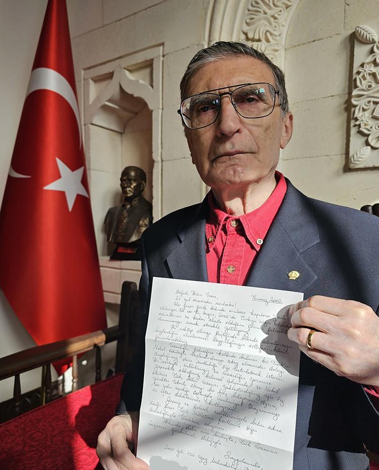 <p><strong>"2023'e Cumhuriyetimizin 100. Yılına Mektup Kampanyası" kapsamında yazılan mektup, ABD'de yaşayan 2015 Nobel Kimya Ödülü sahibi Türk bilim insanı Prof. Dr. Aziz Sancar'a ulaştırıldı.</strong></p>
