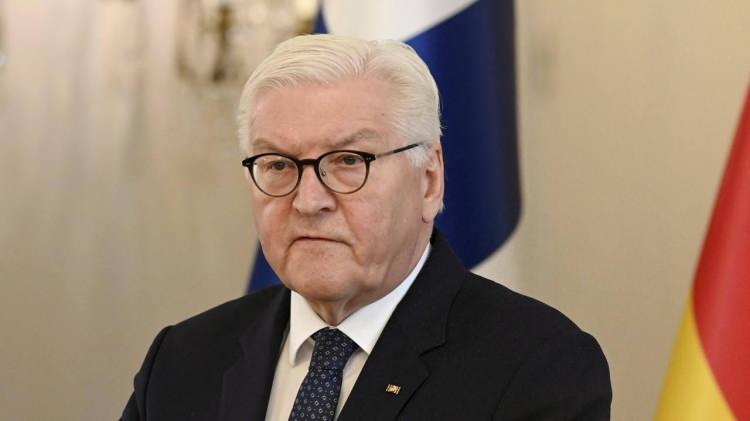 <p><span style="color:#B22222"><strong>ALMANYA ASKIYA ALMIŞTI</strong></span></p>

<p> </p>

<p>( Almanya Cumhurbaşkanı Steinmeier)</p>
