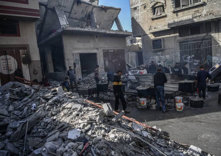 <p>Uluslararası insancıl hukuka saygı gösterilmesi çağrısının yinelendiği açıklamada, "Halihazırda felaket boyutunda olan durumun daha da kötüleşmesini önlemek için acilen hızlı, güvenli ve engelsiz insani yardım erişiminin devam etmesine ihtiyacımız var. Temel gıda maddelerine erişimin olmaması, kıtlığa neden olmaktadır." ifadeleri kullanıldı.</p>
