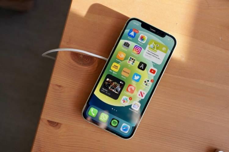 <p>Kaliforniya'da bir nehri temizleyen bir dalgıç, her tarafı yosunlarla kaplı bir iPhone 12 buldu. iPhone yaklaşık 3 aydır nehrin dibinde olan telefon şaşırtıcı şekilde halen çalışıyordu.</p>
