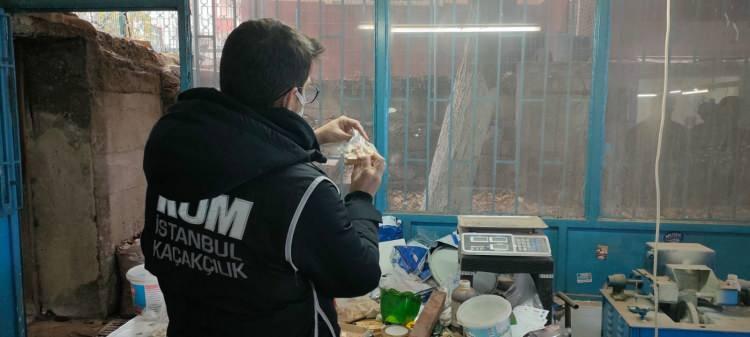 <p>İstanbul İl Emniyet Müdürlüğü Kaçakçılık Suçlarıyla Mücadele Şube Müdürlüğü ekipleri, Küçükçekmece'de bir adreste CITES Sözleşmesi (Nesli tehlike altındaki türlerin ticaretine ilişkin sözleşme) kapsamında yasak ve nesli tükenmekte olan hayvanlara ait boynuz ve dişlerin bulunduğunu, bu parçaların ticaretinin yapıldığına dair ihbar aldı. </p>