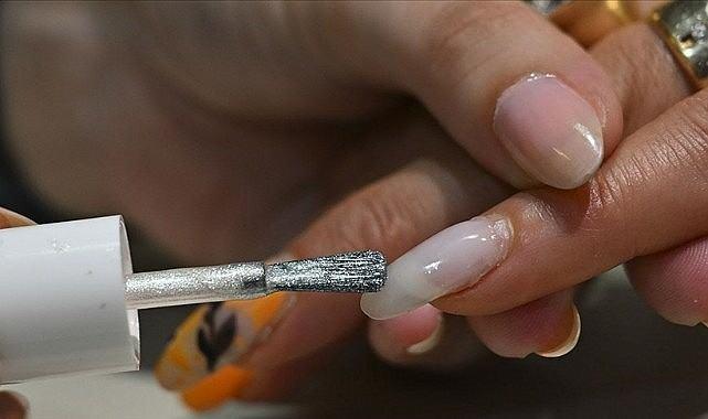 <p><span style="color:#B22222"><strong>Nail Art olarak bilinen kalıcı tırnak tasarımlarının UV ışınlarıyla tırnağa sabitlenmesi nedeniyle birçok riskin bulunduğunu ifade eden Türkiye Ulusal Alerji ve Klinik İmmünoloji Derneği Üyesi Prof. Dr. Emek Kocatürk Göncü, kalıcı oje, akrilik protez tırnak ve jel protez tırnak işlemlerini, risklerini ve akrilat alerjisini anlattı.</strong></span></p>