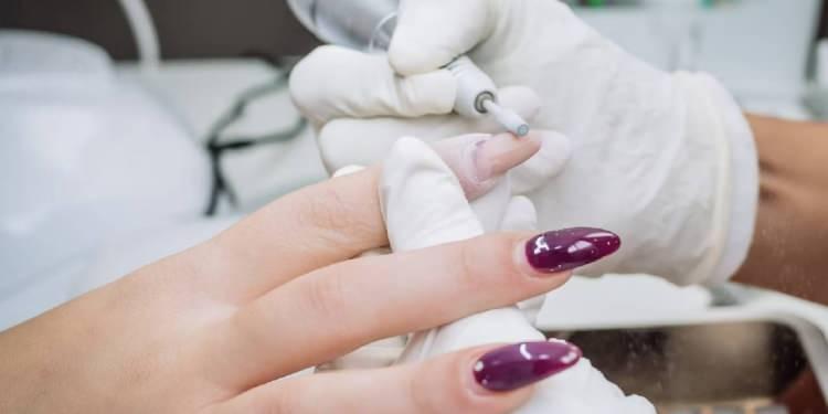 <p>Akrilat alerjisi daha önceleri genellikle diş hekimleri ve diş teknisyenleri gibi dental personeller; matbaacılar, boyacılar ve yapıştırıcılarla temas eden işçilerde görülen bir durum iken son yıllarda özellikle akrilik tırnaklar, jel tırnaklar, kalıcı oje gibi tırnak işlemlerine bağlı olarak ortaya çıkıyor. Bu reaksiyonlar hem işlem uygulanan kişilerde hem de işlemi uygulayan estetisyenlerde görülebiliyor. Ayrıca evde uygulama ile bu risk daha da artıyor.</p>