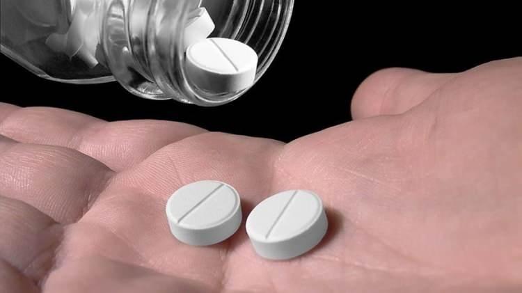 <p><strong>ALKOL VE AĞRI KESİCİLER</strong></p>
<p>Antibiyotikler gibi asla alkolle beraber almadığımız bazı ilaçlar var. Ancak bazı ağrı kesiciler, antidepresanlar ve diyabet ilaçları da içkiyle etkileşime girdiğinde çeşitli komplikasyonlara neden olabilir.</p>