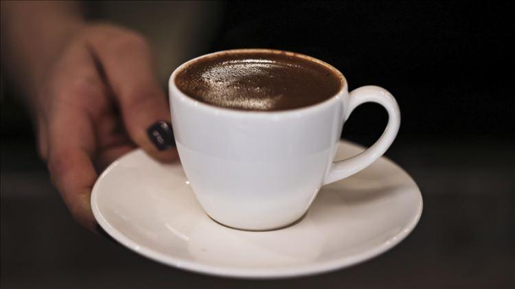 <p>Bu hapları çay veya kahve gibi ürünlerde bulunan kafeinle almak vücudunuzun ilaçları su ile almaya göre daha az emmesine neden olabilir.</p>
<p>Kafein aynı zamanda bazı anti-psikotik ilaçların yan etkilerini artırarak kalp ritmini yükseltebilir ve kan basıncının artmasına yol açabilir.</p>