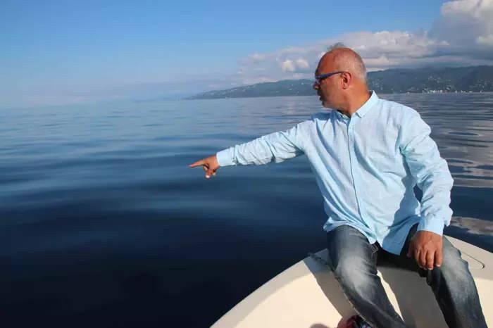 <p>Prof. Dr. Nafiz Maden, “Geçtiğimiz Eylül ayı içerisinde biz Rize'nin Çayeli açıklarındaki petrol sızıntısından bir numune aldık. Bu sızıntı uzun zamandır, uzun yıllardır biliniyordu. Hatta Osmanlı zamanında, 1910 yılında, Birinci Dünya Savaşı'ndan önce, Osmanlı Devleti, Devlet-i Aliye buradan yurt dışından mühendis getirmişler ve bu bölgeyle ilgili incelemeler başlatmışlar. Bu sızıntı ilk defa bulduğumuz bir şey değil, biz gittik oradan örnek aldık. Bu örnekler Türkiye Petrolleri Anonim Ortaklığı ARGE Merkezinde jeo-kimyasal analizler yaptırıldı.</p>