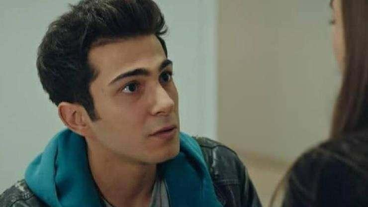 <p>Rol&uuml;yle b&uuml;y&uuml;k bir &ccedil;ıkış yaşayan oyuncu Rahimcan Kapkap'tan başkası değil.</p>

<p>&nbsp;</p>

<p>1998 doğumlu olan yetenekli oyuncu Yıldız Teknik &Uuml;niversitesi'nde eğitimine devam etmektedir.</p>

<p>&nbsp;</p>

<p>&nbsp;</p>
