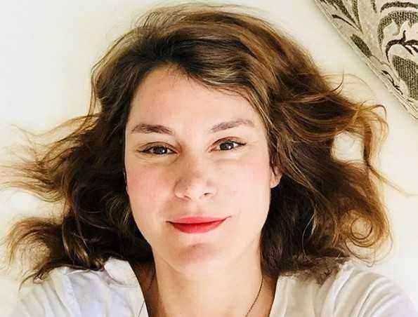 <p><span style="color:#000000"><strong>&Uuml;vey annesinin 'kara para' akladığını &ouml;ne s&uuml;ren Yasemin Kozanoğlu'nun İstanbul Cumhuriyet Başsavcılığı'na sunulan su&ccedil; duyurusu dilek&ccedil;esine g&ouml;re; Ahmet Kozanoğlu'nun devlet tarafından el koyulan Hisarbank'ta 1.2 milyar dolar mevduatı bulunmaktaydı.</strong></span></p>
