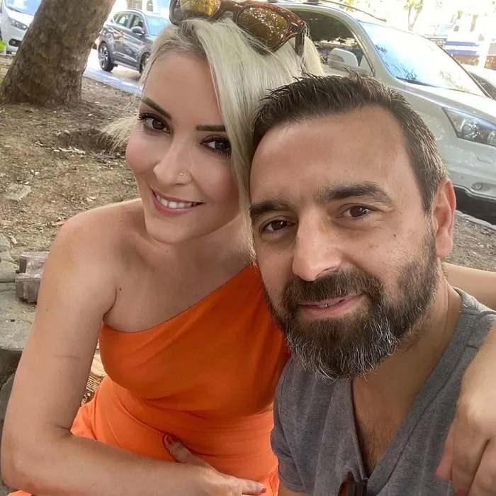<p>İstanbul'da bir reklam ajansında grafiker olarak çalışan Yeşim Demir (39) erkek arkadaşı Nizamettin Gürsu ile gittiği Bozcaada'da geçen temmuz ayında evlilik teklifi almış, bir gün sonra bunu kutlamak için çıktıkları Polente tepesinde 30 metrelik uçurumdan düşmüştü. Genç kadın olay yerinde 45 dakika boyunca kalp masajı yapılmasına rağmen kurtarılamadı.</p>
