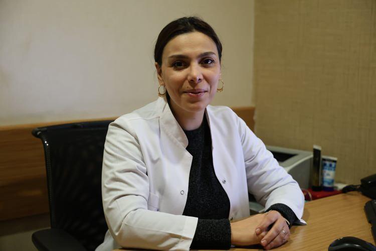 <p>Görevi tamamlamayan çocuklara tehdit mesajlarının geldiğini vurgulayan uzman psikolog Yılmaz, <strong>''Çünkü uygulama oyun görevleri gönderilirken aynı zamanda bir casus programla beraber özel bilgilere erişebiliyor.</strong></p>
