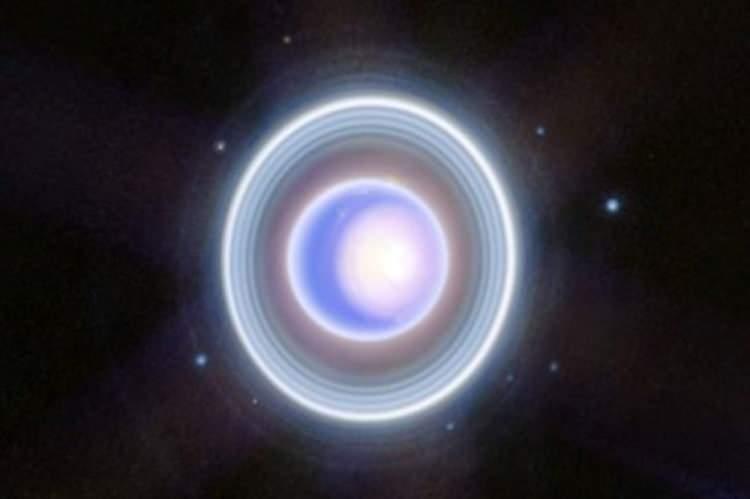 <p><strong>URANÜS'ÜN HALKALARI</strong></p>
<p> </p>
<p>NASA, yaklaşan ikinci yaş gününü kutlamak amacıyla Uranüs'ün daha yeni görüntülerini yayınladı.</p>
<p> </p>
<p>Her ne kadar Satürn halkalarıyla meşhur olsa da 1977 yılında Uranüs'ün çevresinde halkalar keşfedildi.</p>
<p> </p>
<p>Dış halkalarından biri güneş sistemindeki diğer tozlu halkalar gibi kırmızımsı, dış halka ise Satürn'ün E halkası gibi mavidir.</p>
<p> </p>
<p><strong>BAŞKA BİR EVRENE AÇILAN KAPI</strong></p>
<p> </p>
<p>Öte yandan Uranüs'ün, James Webb Teleskobuyla çekilen görüntüleri uzayda farklı bir evrene geçiş kapısı gibi yorumlandı.</p>