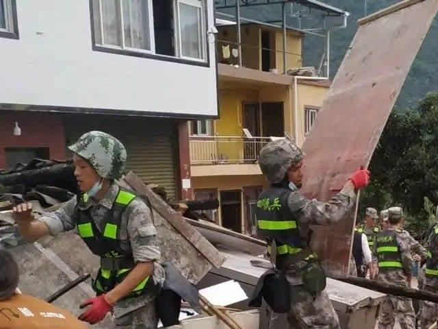 <p> Gansu'da 397 kişi yaralanırken, 16 kişinin durumunun kritik olduğu bildirildi. Çinghay'da ise 128 kişi yaralanırken, 20 kişiden haber alınamıyor.</p>