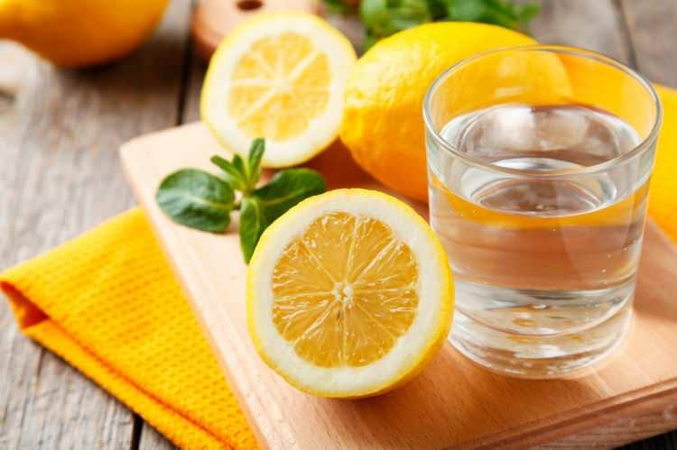 <p><strong>Kilo vermek isteyenlerin aç karnına tercih ettikleri limonlu ve sirkeli su arasından hangisinin daha etkili olduğuyla ilgili verdiği cevapla herkesi şaşırttı. Peki hangisi daha etkili? </strong></p>