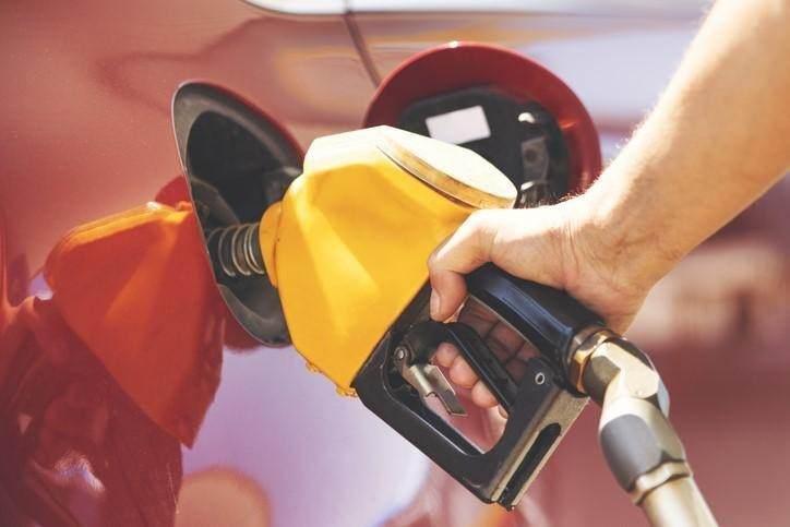 <p>Türkiye'de benzin ve motorin fiyatları hesaplanırken; Gümrüksüz rafineri fiyatına ÖTV ve EPDK payının eklenmesiyle KDV hariç Rafineri satış fiyatı bulunuyor.</p>
<p> </p>