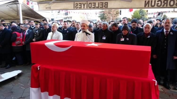 <p>Şırnak’ta düzenlenen törenin ardından Kayseri'den karayoluyla memleketi Sorgun'a naaşı getirilen Piyade Uzman Çavuş Ahmet Arslan için Belediye Meydanı'nda ikindi vakti cenaze töreni düzenlendi. Törende şehidin yakınları gözyaşı döktü.</p>