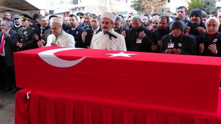 <p>İl Müftüsü Ali Gülden tarafından kıldırılan cenaze namazının ardından şehidin naaşı, Sorgun ilçesine bağlı İkikara köyü mezarlığına defnedildi.<br />
<br />
Törene şehidin ailesi ve yakınları, Yozgat Valisi Mehmet Ali Özkan, Cumhurbaşkanlığı Yüksek İstişare Kurulu Üyesi Cemil Çiçek, Yozgat milletvekilleri, il ve ilçe protokolü ile askeri personel ve vatandaşlar katıldı.</p>
