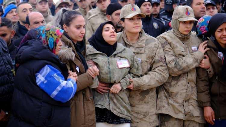 <p>Pençe-Kilit Harekatı bölgesinde bir üs bölgesine sızmaya çalışan teröristlerle çıkan çatışmada şehit olan Piyade Sözleşmeli Er Cebrail Dündar son yolculuğuna uğurlandı.</p>
