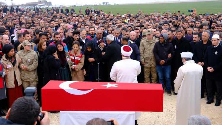 <p>Sözleşmeli Er Cebrail Dündar son yolculuğuna uğurlandı.<br />
Irak'ın kuzeyindeki Pençe-Kilit Harekatı bölgesindeki üs bölgesine sızmaya çalışan teröristlerle güvenlik güçleri arasında çıkan çatışmada şehit olan Piyade Sözleşmeli Er Cebrail Dündar, Şırnak'taki törenin ardından askeri uçakla Mardin Prof. Dr. Aziz Sancar Havalimanı'na getirildi. Mardin'de Şehit Piyade Sözleşmeli Er Cebrail Dündar için tören düzenlendi.</p>